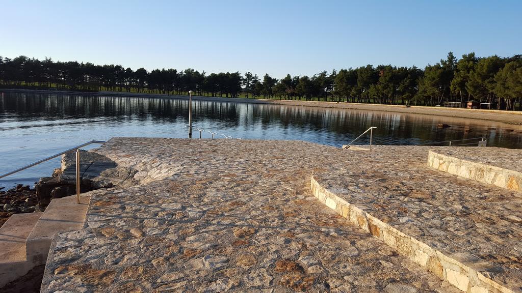 Lux Hotel Novigrad Istria Esterno foto